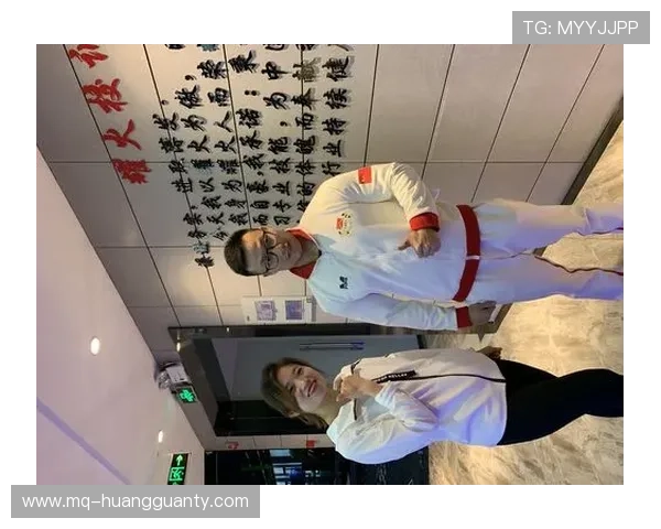 冯彦哲今天赛场外竟然背着大包出现，感觉像快递小哥兼职的明星