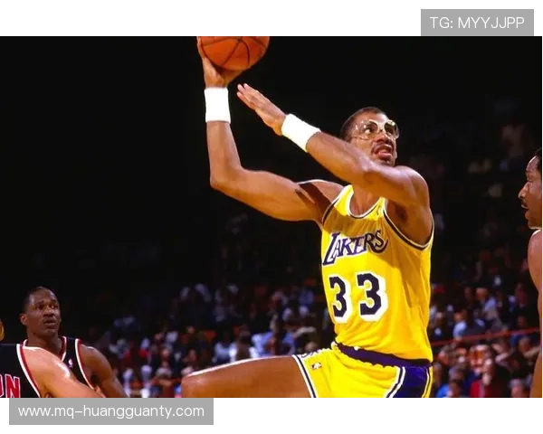 卡里姆·阿布杜尔-贾巴尔高效背身单打砍下持续得分拉开内线差距